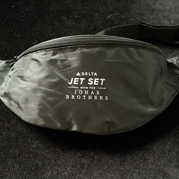 Limited Edition Jonas Brothers Fanny pack! Never been used - Picture 1 of 3